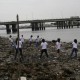Estudiantes fueron parte de la jornada de reforestación de manglar en el Estero Salado