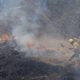 Dos bomberos resultan heridos tras combatir un incendio forestal en Nayón