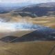 Bomberos intentan acceder a un terreno difícil en Píntag para sofocar un incendio forestal